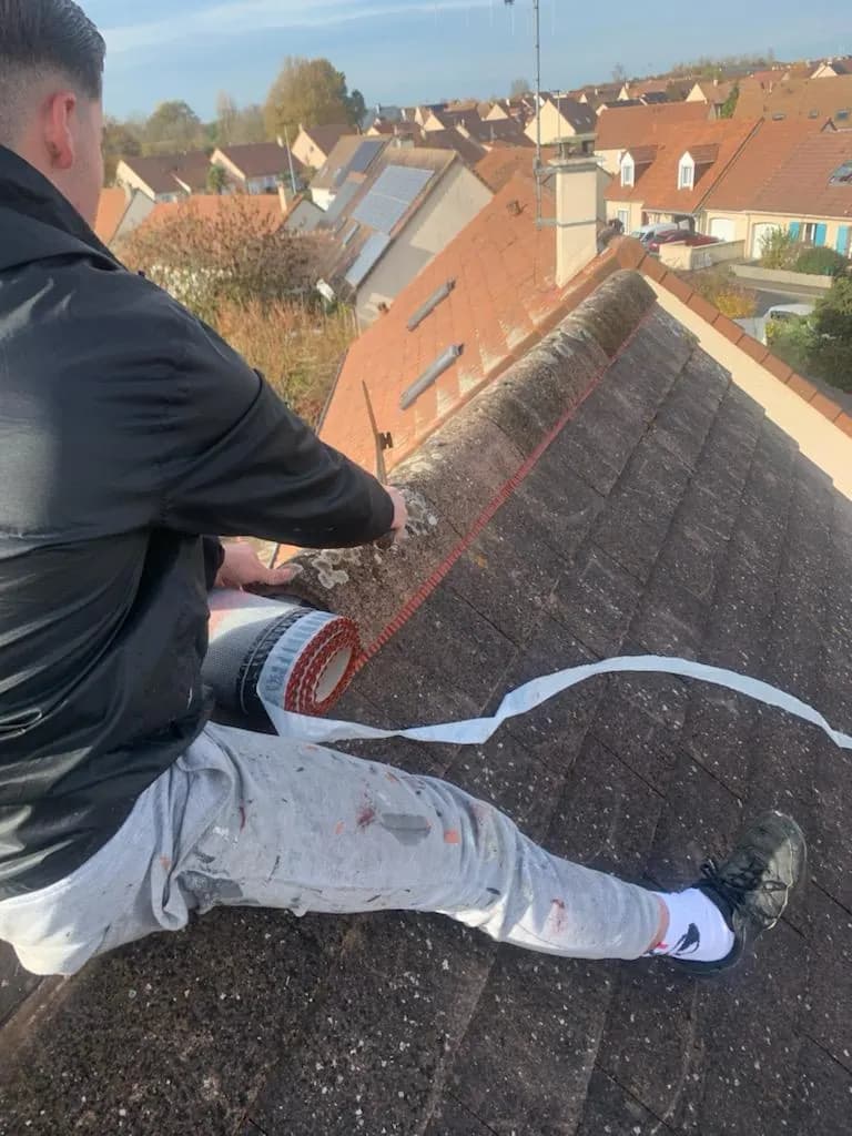 Artisan couvreur Plu&couvreur au travail sur un toit au Mans
